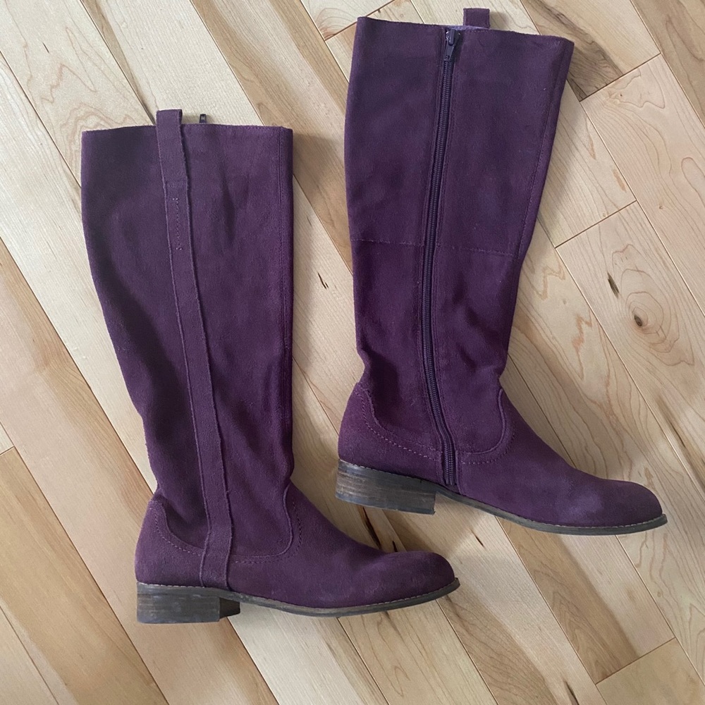 Very Volatile boots size 8, leather upper.